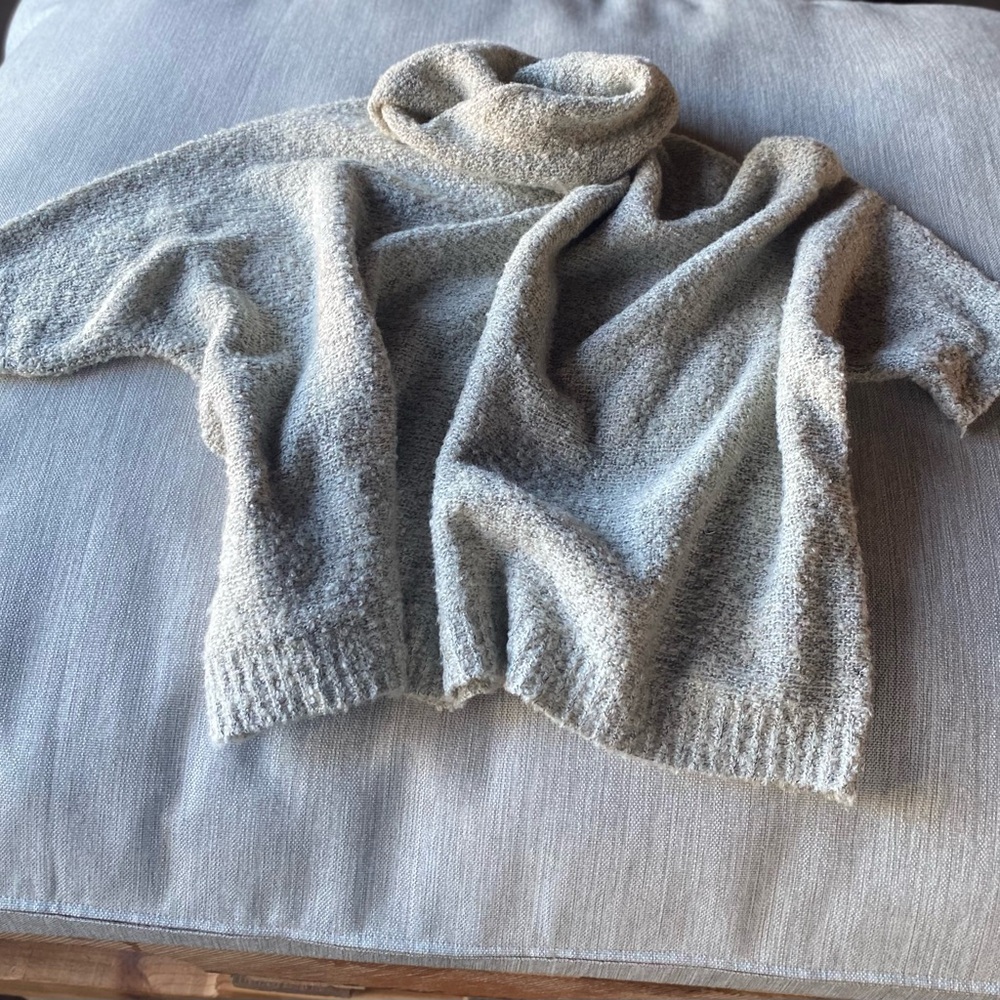 Maddison size M/M, loose fit like a poncho. Keeps you warm and looking good.